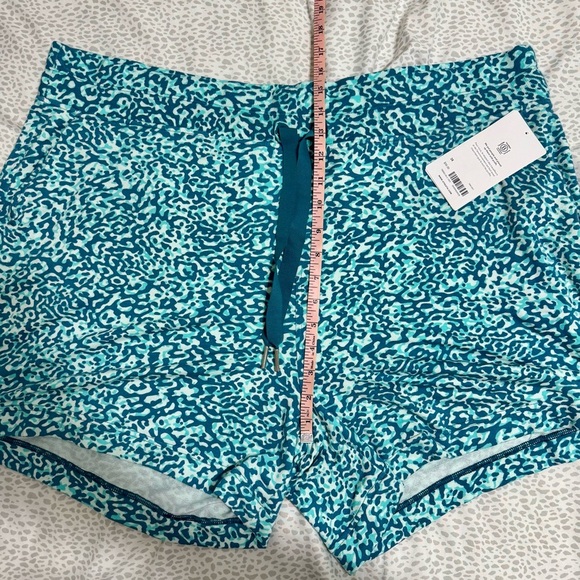 NWT! Athleta 4" Balance Shortie Teal Blue Animal
Print Blue Leopard Size 3X - Picture 9 of 10